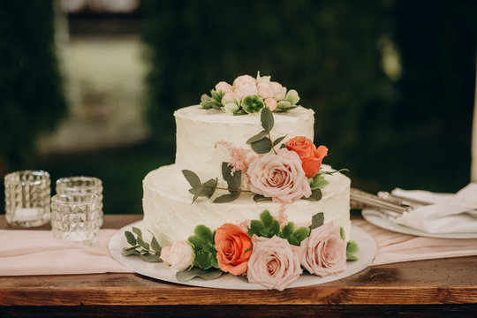 rustic wedding cake on wedding banquet