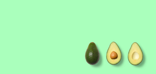 Aguacates sobre fondo verde