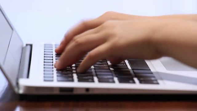 パソコンを操作する子どもの手　小学生　6歳