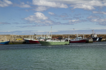 Barco arrastrero entrando en puerto pesquero, Burela Lugo Galicia España 