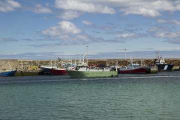 Fototapeta premium Barco arrastrero entrando en puerto pesquero, Burela Lugo Galicia España 