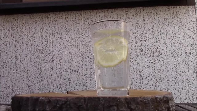 zitronnescheibe in glas mit getr&auml;nk  geworfen