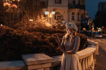 Obraz premium Always in touch with her friends