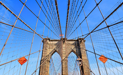 Fototapeta premium brooklyn bridge i nowoczesne wzory na tle błękitnego nieba na Manhattanie w Ney York