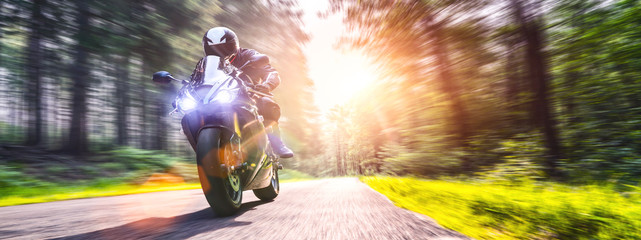 Fototapeta premium motocykl na drodze. zabawy na pustej drodze podczas wycieczki motocyklowej / podróży