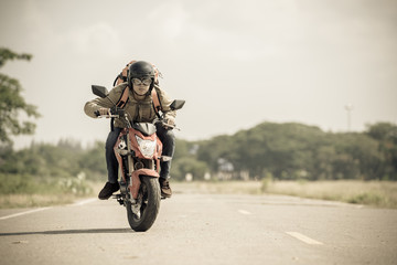 Fototapeta premium Backpackerzy lub podróżnicy podróżują motocyklem.