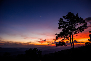 Obraz premium Sunrise sky over Huai Nam Dang National Park in Chiang Mai, North of Thailand