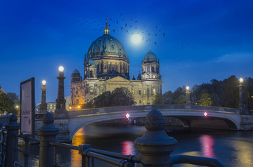 Berliner Dom in der Dämmerung mit Mond und Vögel © franky2010