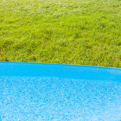  piscine hors-sol posée sur l'herbe 