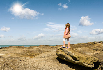 jolie fillette regardant l'horizon,