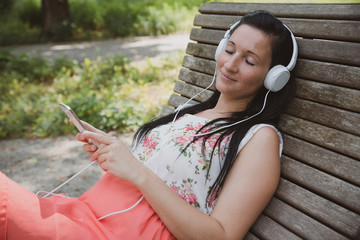 Attraktive Frau entspannt beim Musik hören