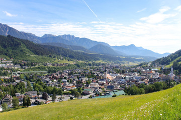 Fototapeta na wymiar Schladming im Sommer, Orstbild, Panoramablick, Steiermark