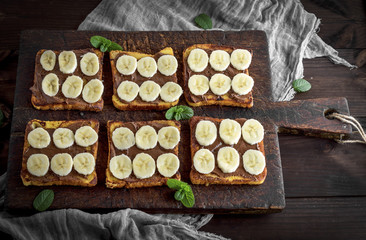Obraz na płótnie Canvas French toasts with chocolate and banana slices