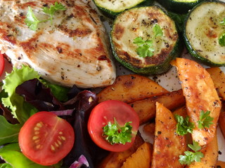 Feinscmecker, diet, gegrillte gemüse, fillet hänschen, grüne salad, tomate