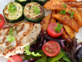 Gegrillte  gem&uuml;se, zucchini, s&uuml;sskartofel, puten steak, gr&uuml;ne salat, frische tomaten