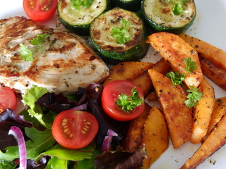 Essen, gegrillte hänschen, zucchini, sweet potatoes, grüne salat, tomaten. Diet, feinschmecker