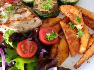 Feinschmecker teller mit gegrillte puten steak, s&uuml;sskartoffel, zucchini und frische tomaten