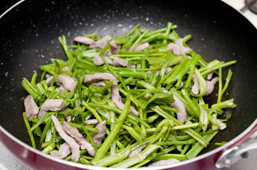 空芯菜の炒め物（料理中）