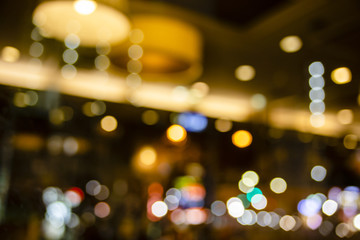 夜に電灯が反射する店。日本のお店の明かりと街灯。