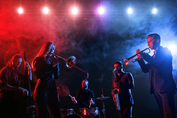 Naklejka premium Jazz band performs at the club