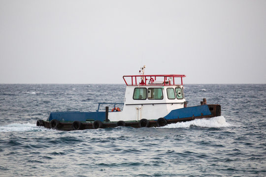 Motorboot im Meer