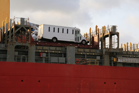 Wohnmobil auf Containerschiff