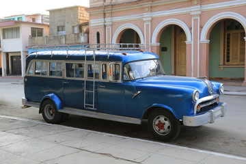 Blauer Oldtimer auf Kuba (Karibik)