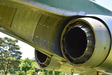 ジェット戦闘機のエンジンノズル