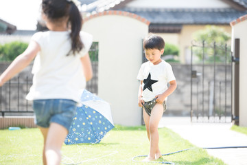 水遊びをする子供