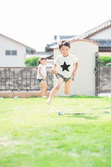 庭で水遊びをする男の子