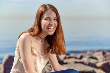 Fototapeta na wymiar Portrait of a happy smiling woman on the beach. 