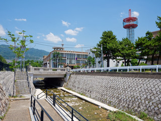 神戸市立御影公会堂と石屋川