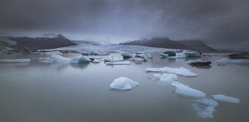 Fjallsarlon - Island - Am Fuße eines Gletschers mit gelösten, im Wasser schwimmenden Eisbrocken bei nebeligem Wetter