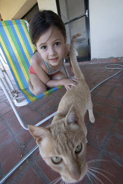 nena con su mascota gato