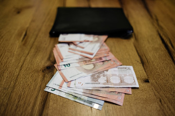 Bargeld welches aus einer Geldtasche fällt