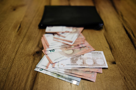 Bargeld welches aus einer Geldtasche f&auml;llt