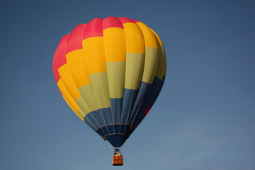 Fototapeta premium Balon na ogrzane powietrze kolorowy na niebie