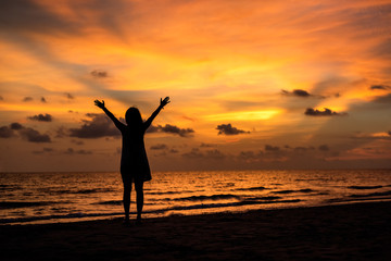 Fototapeta premium Silhouette of Asian girl on the beach on sunset