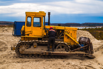 Obraz premium an employee is repairing an old tractor