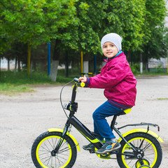 Naklejka premium boy 4 years riding a bike