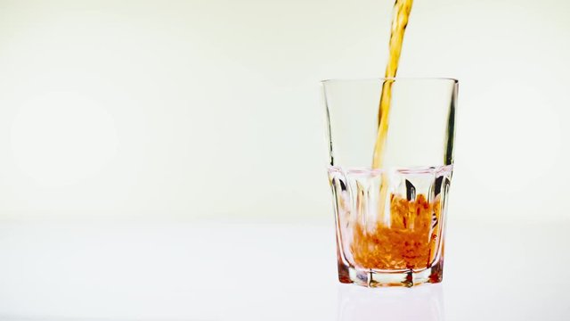 Versare liquido rosso