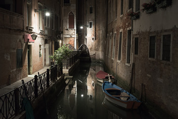 Fototapeta na wymiar Night in Venice tine streets