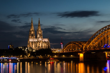 Kölner Dom beleuchtet mit Hohenzollernbrücke