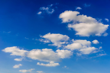 Obraz premium Blauer Himmel mit weißen Wolken 
