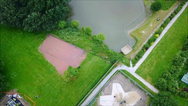 Installation de jeux d'enfants dans un parc