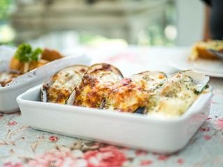 Bake New Zealand Mussels with Mozzarella Cheese in a restaurant.