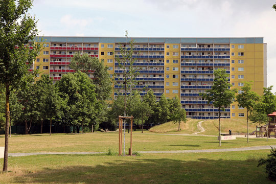 Typische modernisierte Wohnh&auml;user in Leipzig Bezirk Gr&uuml;nau mit blauen Himmel,Architektur aus der DDR aus den 70er und 80er Jahre des vorigen Jahrhunderts