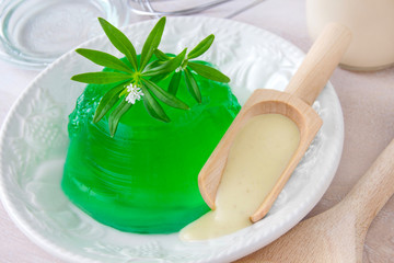 Waldmeister - Gelee mit Vanillesauce