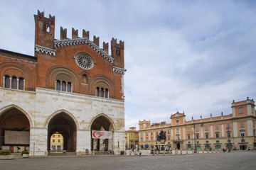 Fototapeta na wymiar Piacenza, Piazza Cavalli, Emilia Romagna, Italia, Europa, Italy