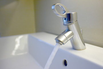 Faucet and water flow in bathroom